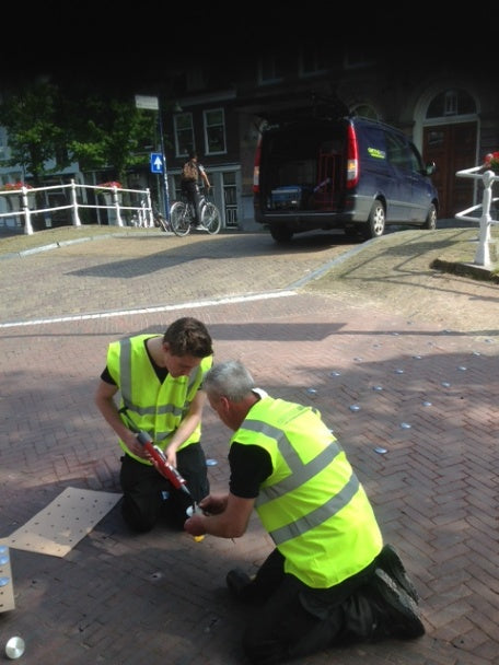 Wegdeknagels geven autoluwe zone aan in Delft